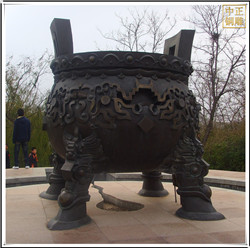 三足铜鼎